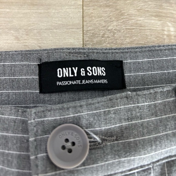 Only & Sons, Men’s Shorts, Grey and White Pinstripes, Size Large - Picture 3 of 8